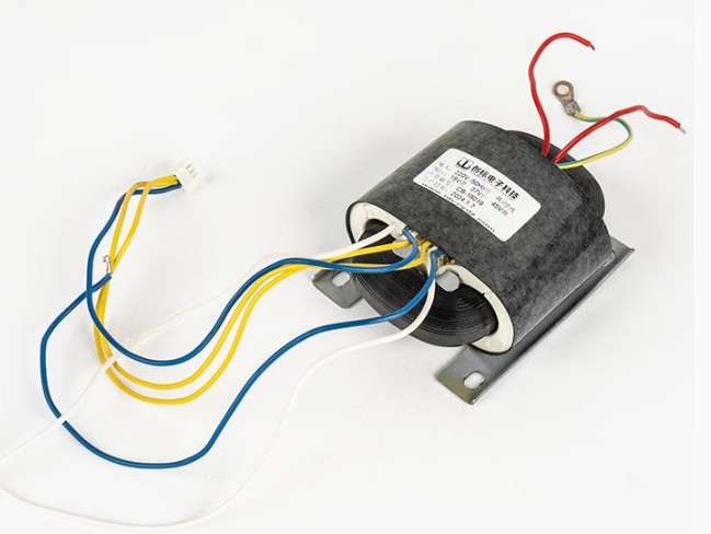 Cén fáth ar féidir le croí-dhearadh ciorclach R-Type Transformer caillteanas fuinnimh a laghdú go mór agus éifeachtúlacht chomhshó a fheabhsú?